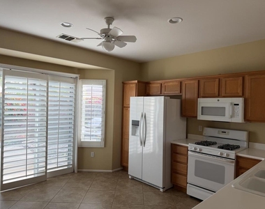 78464 Glastonbury Way - Photo Thumbnail 6