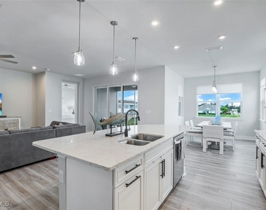 4705 Arboretum Circle - Photo Thumbnail 7