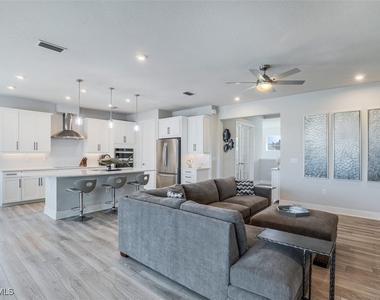 4705 Arboretum Circle - Photo Thumbnail 2