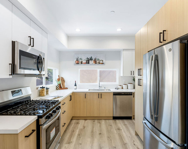 222 N Coronado Street - Photo Thumbnail 3