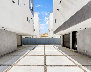 222 N Coronado Street - Photo Thumbnail 16