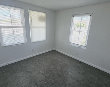 914 10th Street - Photo Thumbnail 4