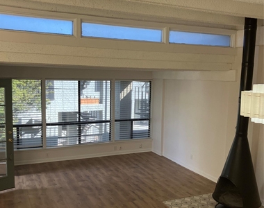 5914 Lago Vista Way - Photo Thumbnail 2