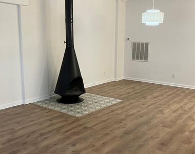 5914 Lago Vista Way - Photo Thumbnail 3
