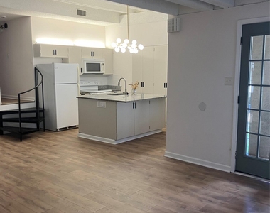 5914 Lago Vista Way - Photo Thumbnail 4