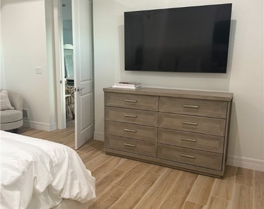 207 Indies Dr E - Photo Thumbnail 10