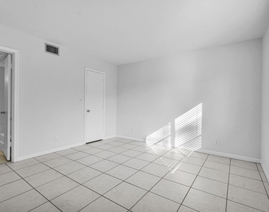 9 Ne 19th Court - Photo Thumbnail 8