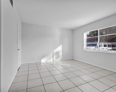 9 Ne 19th Court - Photo Thumbnail 7