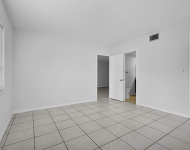 9 Ne 19th Court - Photo Thumbnail 9