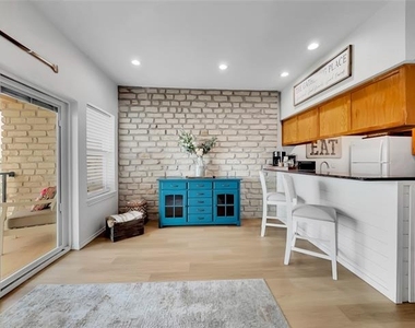 401 E Pearl Street - Photo Thumbnail 7
