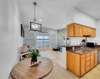 401 E Pearl Street - Photo Thumbnail 6