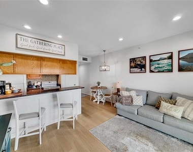 401 E Pearl Street - Photo Thumbnail 4