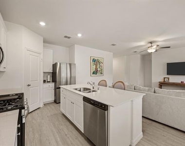 3200 Willow Terrace Lane - Photo Thumbnail 14