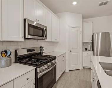 3200 Willow Terrace Lane - Photo Thumbnail 13