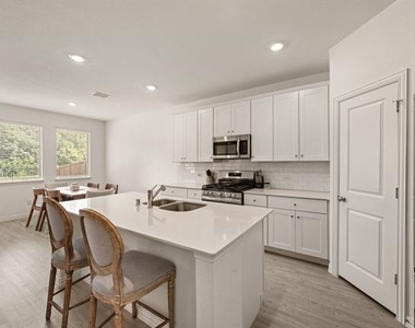 3200 Willow Terrace Lane - Photo Thumbnail 10