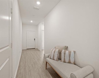 3200 Willow Terrace Lane - Photo Thumbnail 3
