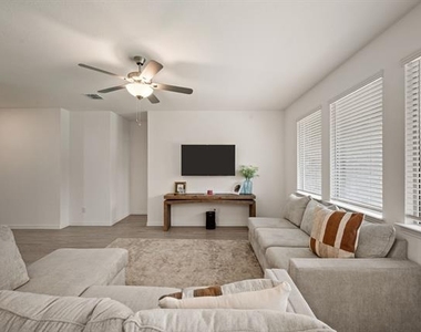 3200 Willow Terrace Lane - Photo Thumbnail 8