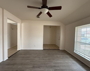 2224 Hummingbird Way - Photo Thumbnail 8