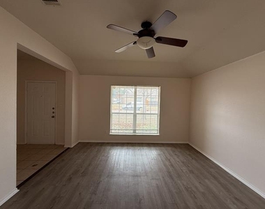 2224 Hummingbird Way - Photo Thumbnail 9