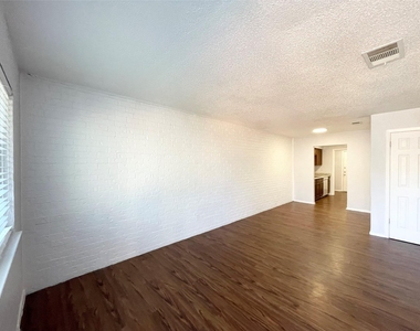 8208 Sam Rayburn Dr - Photo Thumbnail 14