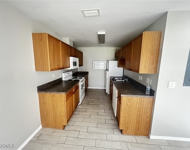 1019 Se 11th Street - Photo Thumbnail 3