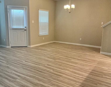6518 Wenlock Drive - Photo Thumbnail 4
