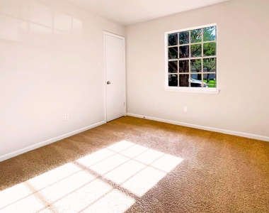 7422 Breccia Drive - Photo Thumbnail 11