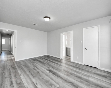 8011 La Roche Lane - Photo Thumbnail 28