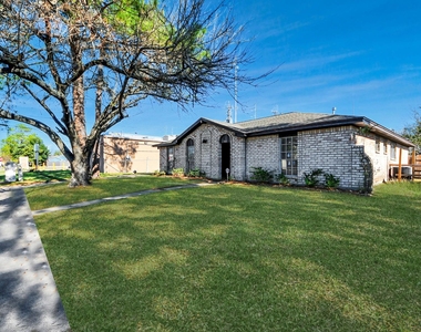 8011 La Roche Lane - Photo Thumbnail 4