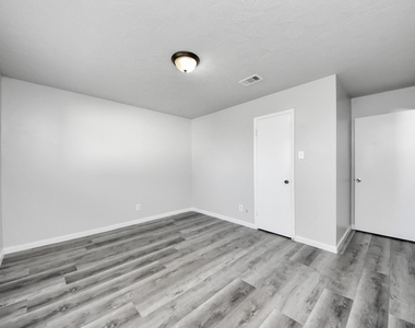 8011 La Roche Lane - Photo Thumbnail 36