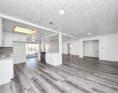 8011 La Roche Lane - Photo Thumbnail 15