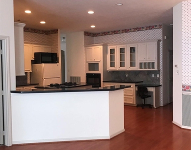 2429 Chantilly Lane - Photo Thumbnail 16