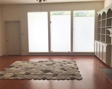 2429 Chantilly Lane - Photo Thumbnail 14