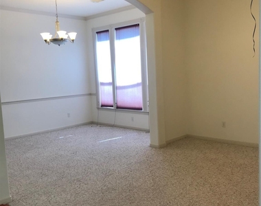 2429 Chantilly Lane - Photo Thumbnail 11