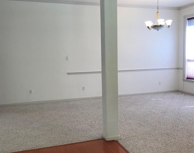 2429 Chantilly Lane - Photo Thumbnail 10