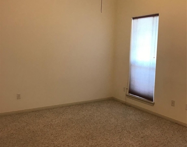 2429 Chantilly Lane - Photo Thumbnail 24
