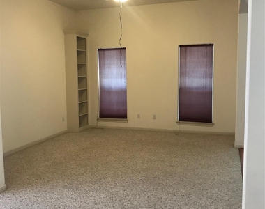 2429 Chantilly Lane - Photo Thumbnail 12
