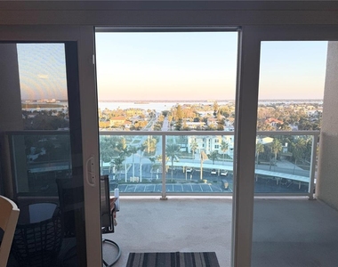 880 Mandalay Avenue - Photo Thumbnail 13