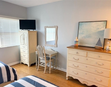 880 Mandalay Avenue - Photo Thumbnail 22