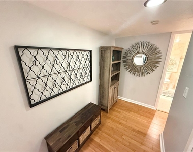 880 Mandalay Avenue - Photo Thumbnail 9
