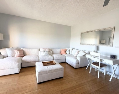 880 Mandalay Avenue - Photo Thumbnail 12