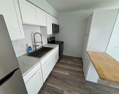 215 Park Boulevard S - Photo Thumbnail 2