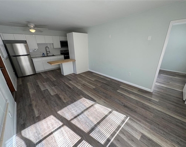 215 Park Boulevard S - Photo Thumbnail 5