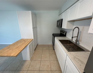 215 Park Boulevard S - Photo Thumbnail 3