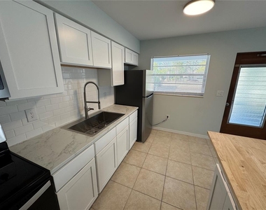 215 Park Boulevard S - Photo Thumbnail 4