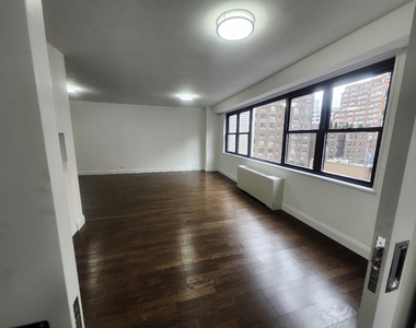 East 16th Street - Photo Thumbnail 14