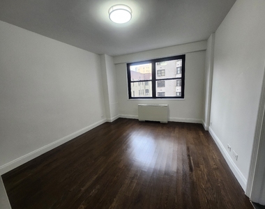 East 16th Street - Photo Thumbnail 7