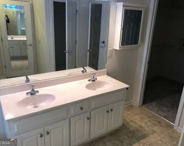 225 Lexington Circle - Photo Thumbnail 21