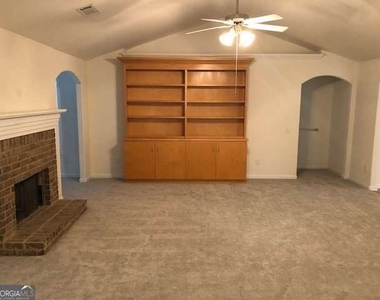 225 Lexington Circle - Photo Thumbnail 6