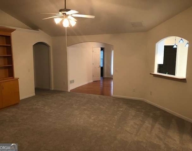 225 Lexington Circle - Photo Thumbnail 7